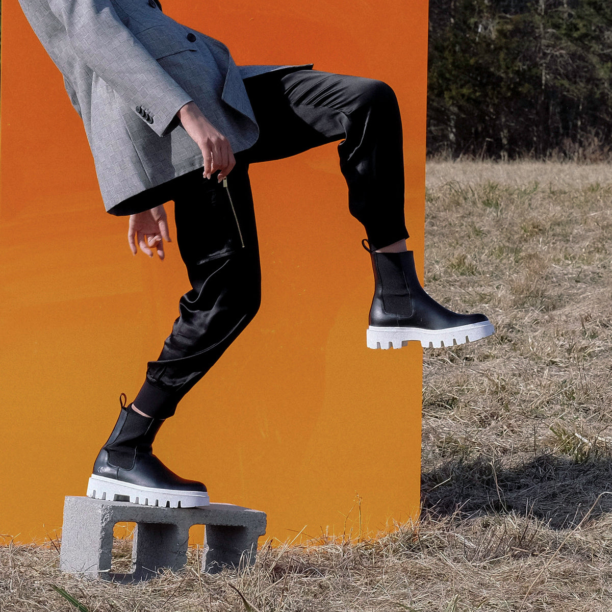 Women's Leather Chelsea Boot in Black | Chelsea Onyx | KOIO leg down